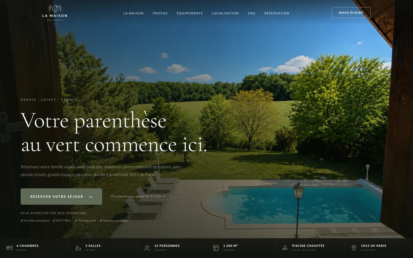 Page d'accueil de La Maison de Nargis, vue sur le jardin et la piscine